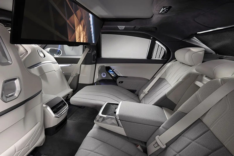 Khu vực hàng ghế sau của BMW 740i 2023 mang đến trải nghiệm đẳng cấp thương gia với loạt công nghệ hiện đại, cao cấp.