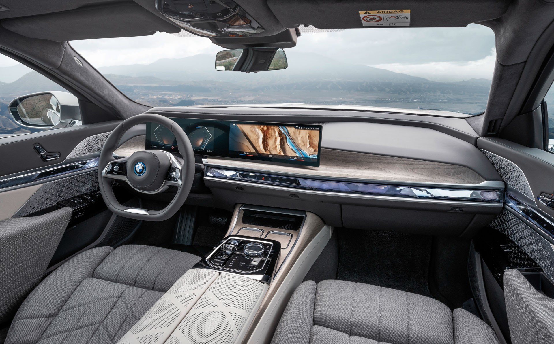Chi tiết xe điện BMW i7 2023 mới: đối thủ xứng tầm của Mercedes EQS 