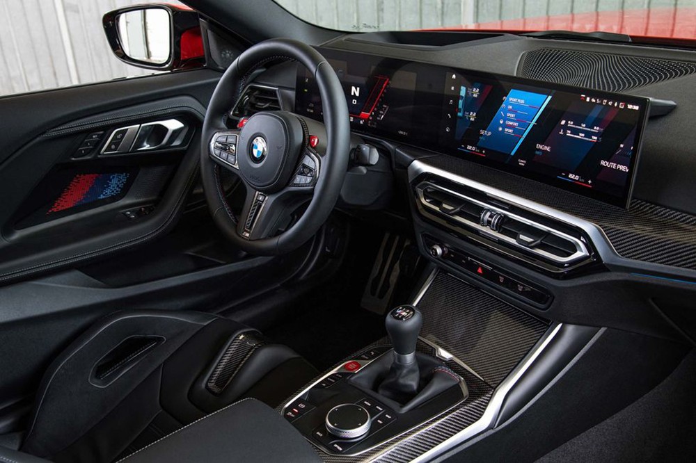 BMW M2 2023 có nhiều tiện nghi nổi bât.