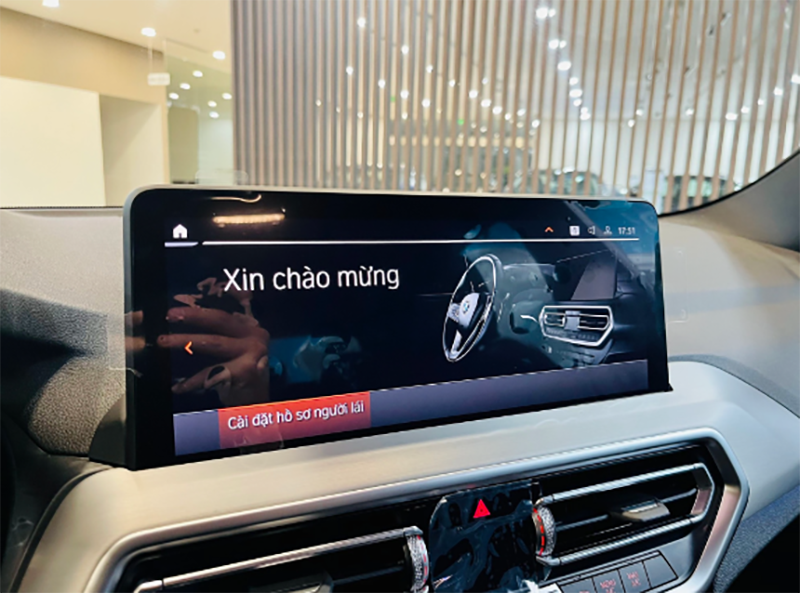 BMW X3 xDrive30i M Sport sở hữu nhiều tiện nghi với màn hình giải trí đặt nổi kết nối Apple CarPlay/Android Auto không dây.
