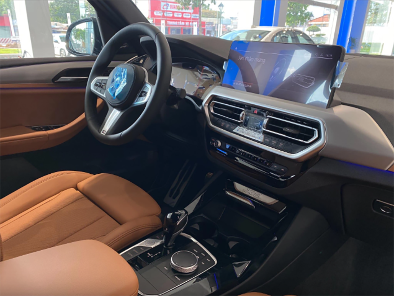 BMW X3 sDrive20i M Sport 2023 có vô lăng thể thao là điểm nhận diện, xuất hiện cùng bộ đôi màn hình 12,3 inch hiện đại.