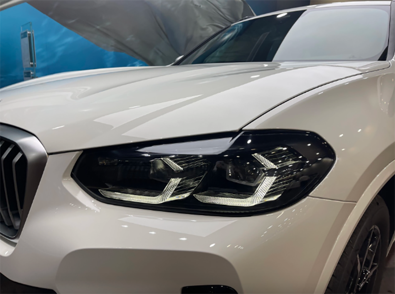 BMW X3 xDrive30i M Sport 2023 lắp ráp sử dụng công nghệ Adaptive LED viền đen mang đến sự an toàn cho người dùng khi di chuyển. 