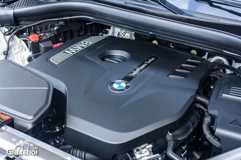 BMW X3 với động cơ mạnh mẽ.
