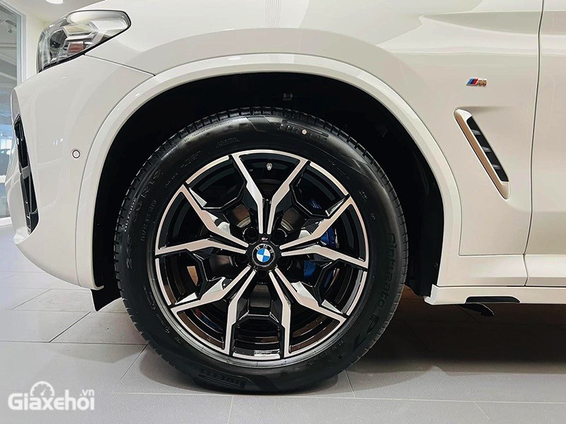 BMW X3 xDrive30i M Sport 2023 dùng bộ mâm 19 inch, cùm phanh màu xanh đúng chất xe thể thao.