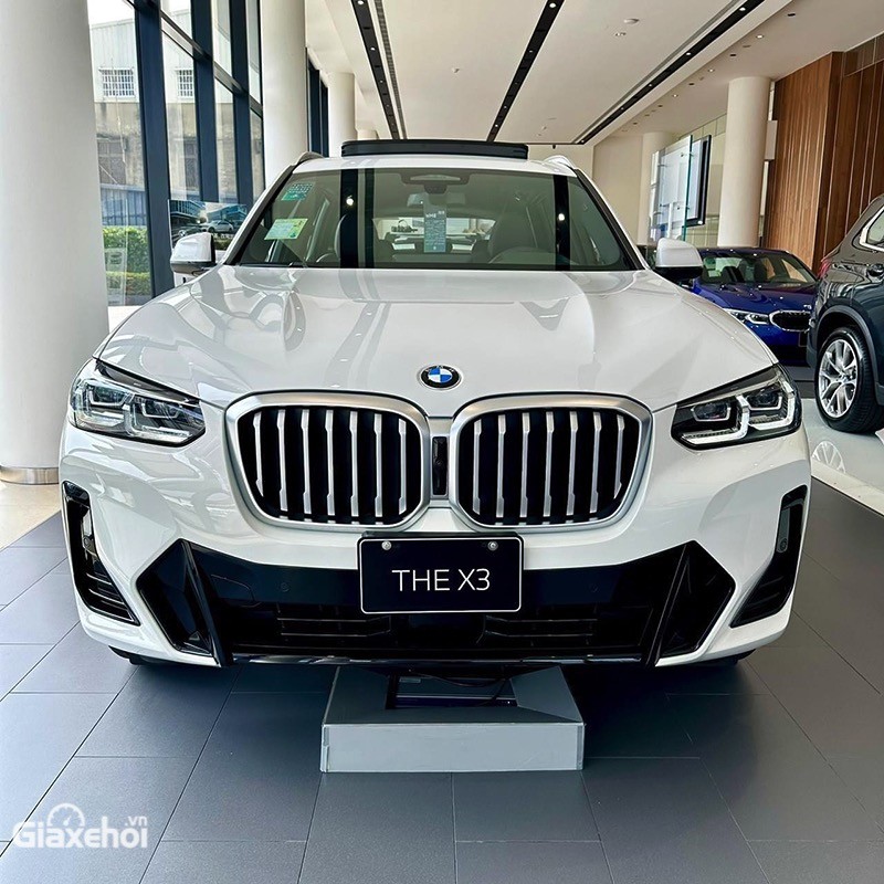 BMW X3 xDrive30i M Sport 2023 sở hữu phần đầu ấn tượng nhờ bộ bodykit được bổ sung tạo nên sự hầm hố cho xe.