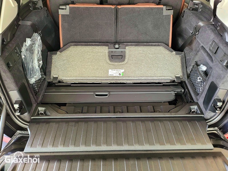 Khoang hành lý trên BMW X5 có thể tùy biến để mở rộng không gian chứa đồ khi hàng ghế thứ 3 hay hàng thứ 2 gập lại.
