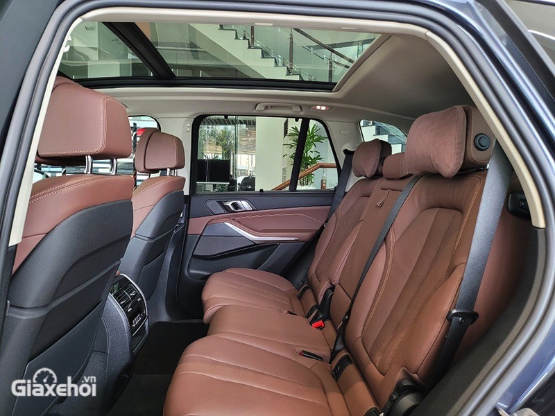 Khoang hành của BMW X5 2023 cung cấp 3 vị trí ngồi thoải mái, ghế da cao cấp mang đến sự êm ái cho người dùng.