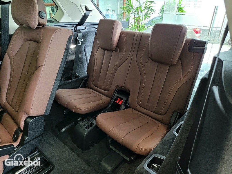 Hàng ghế cuối của BMW X5 2023 với 2 chỗ ngồi không quá thoải mái và chủ yếu dành cho trẻ em.