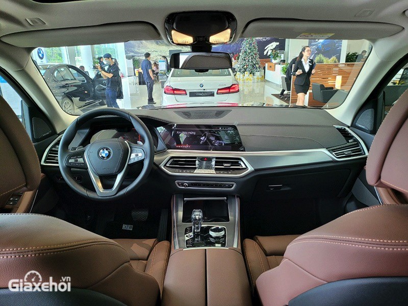 Khoang nội thất của BMW X5 có thiết kế thể thao, hiện đại với những vật liệu da, ốp nhôm, cần số pha lê đầy sang trọng.