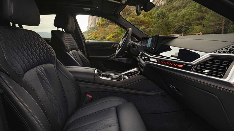 Toàn bộ ghế ngồi của BMW X6 2024 được bọc da cao cấp có thiết kế ôm sát cơ thể 