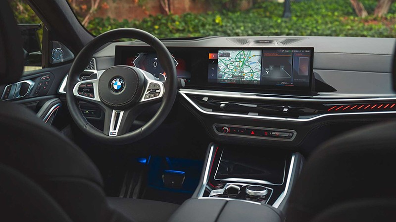Ở vị trí người lái, BMW X6 2024 mang đến cho người dùng vẻ thể thao với vô-lăng 3 chấu M Sport bọc da và viền nhôm nổi bật.