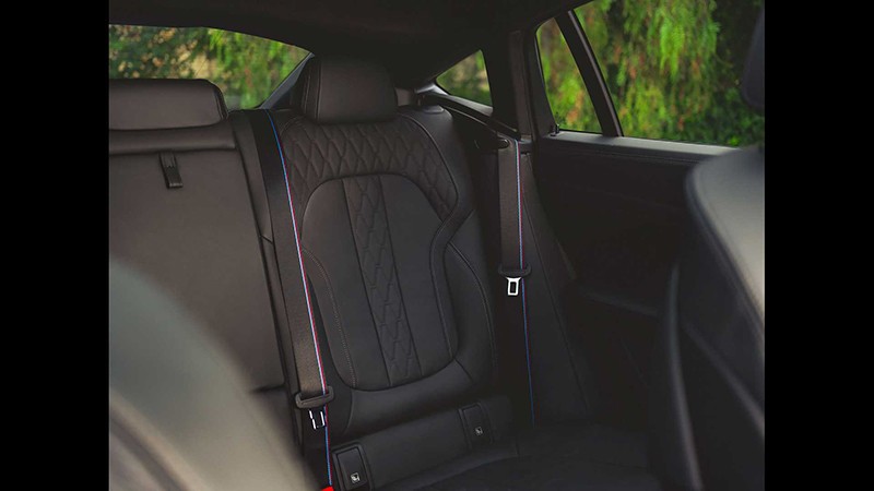 Ra đến hàng ghế sau, BMW X6 2024 sẽ bị hạn chế về không gian đầu do trần xe hạ thấp về sau.