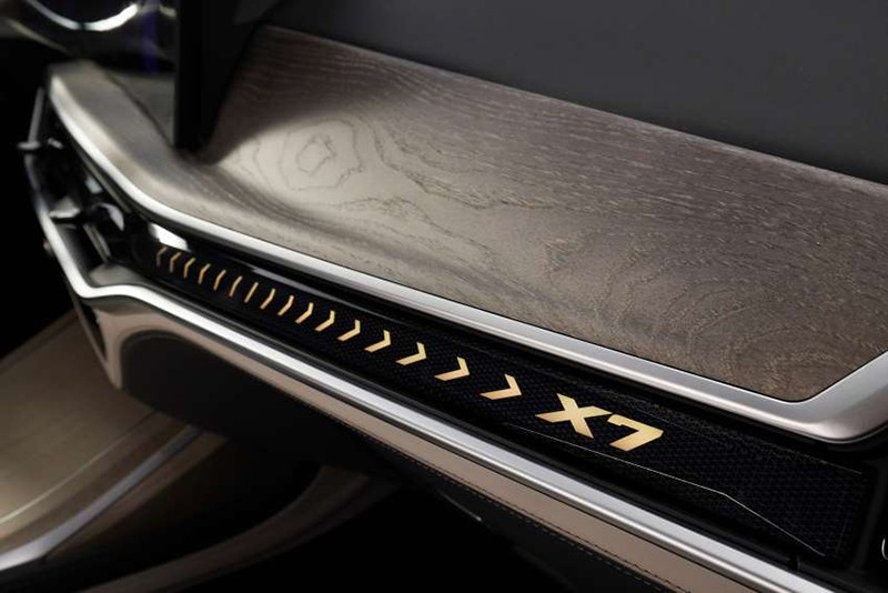 Vật liệu da, nhôm sáng xước là chi tiết dễ thấy nhất khi bước vào khoang cabin BMW X7 LCI 2023.