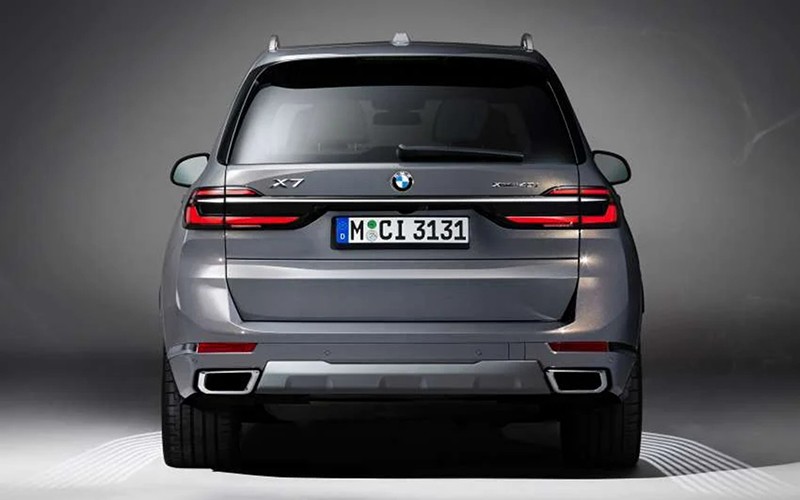 BMW X7 LCI 2023 sở hữu phần đuôi xe với nhiều cải tiến so với trước đây, diện mạo bề thế đậm chất SUV “đàn anh”.