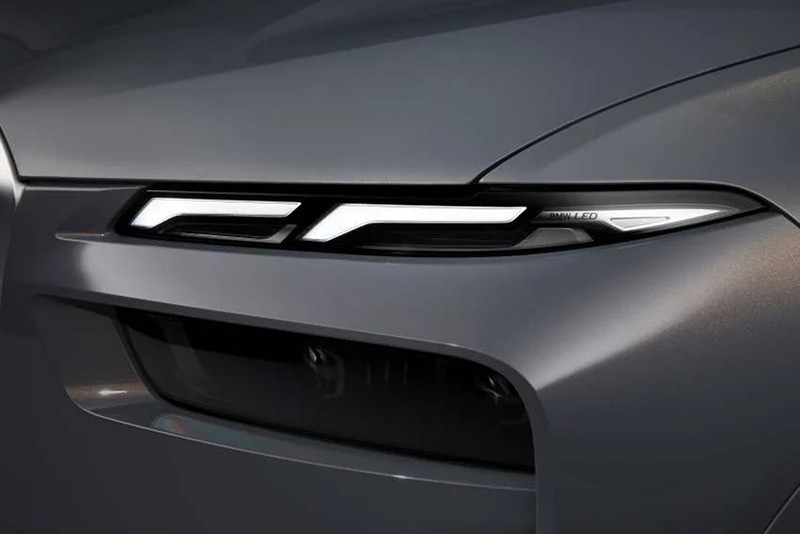 Đèn ban ngày của BMW X7 LCI 2023 mang thiết kế thanh mảnh được đặt trên cao