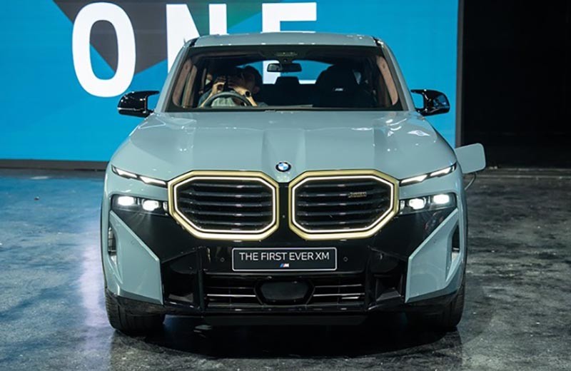 BMW XM 2023 là mẫu xe hiệu suất cao đầu tiên của hãng xe BMW trang bị động cơ plug-in hybrid.