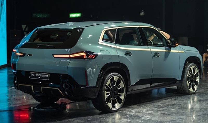 Phần thân xe, BMW XM 2023 mang dáng vẻ đặc trưng của mẫu xe SUV thể thao khi sở hữu phần viền ốp lốp sơn đen trải dài.