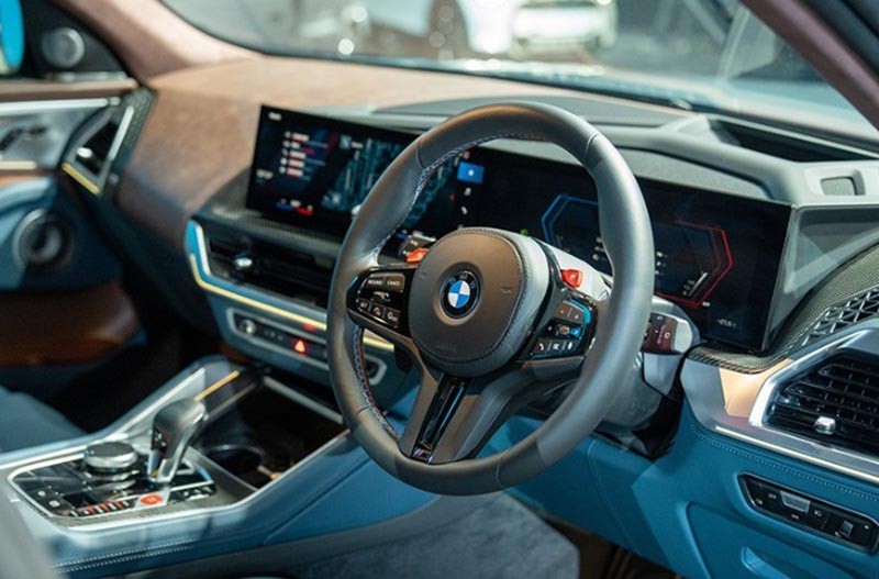 Mẫu SUV thể thao hiệu suất cao này sử dụng vô lăng bọc da, dạng 3 chấu quen thuộc, bên trên có một số phím bấm điều khiển chức năng thuận tiện cho người lái.