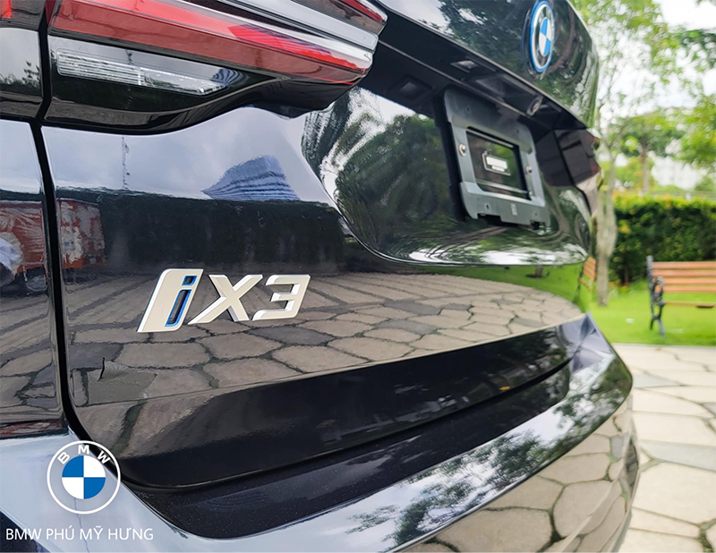 BMW iX3 sở hữu các đường nét thiết kế vuông vức, mạnh mẽ gia tăng vẻ thể thao.
