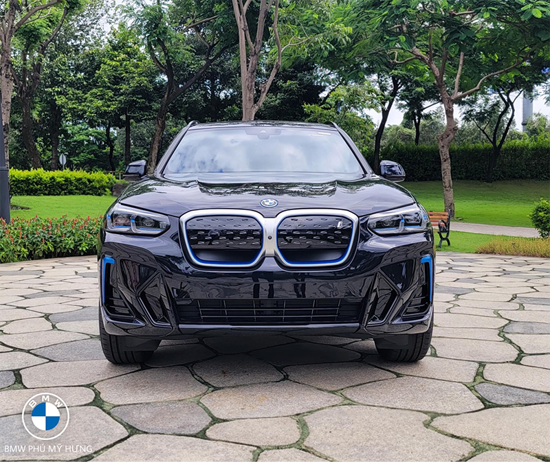 Mẫu xe thuần điện BMW iX3 sở hữu nhiều nét tương đồng về ngoại hình với bản sử dụng động cơ đốt trong BMW X3.