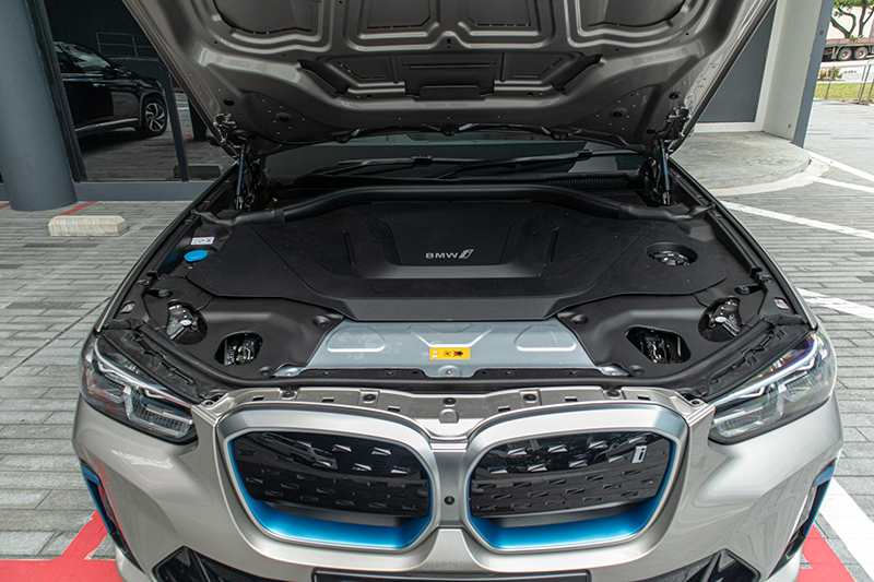 BMW iX3 sử dụng động cơ thuần điện, sản sinh ra công suất tối đa 286 mã lực, mô-men xoắn 400 Nm.