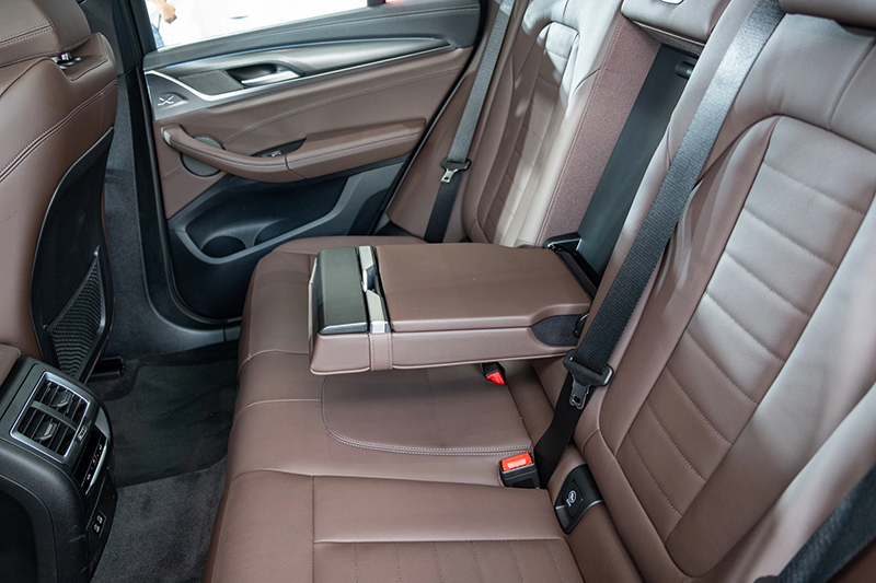 BMW iX3 sử dụng cấu hình 5 chỗ, hàng ghế phía sau xe có 3 vị trí ghế ngồi riêng biệt