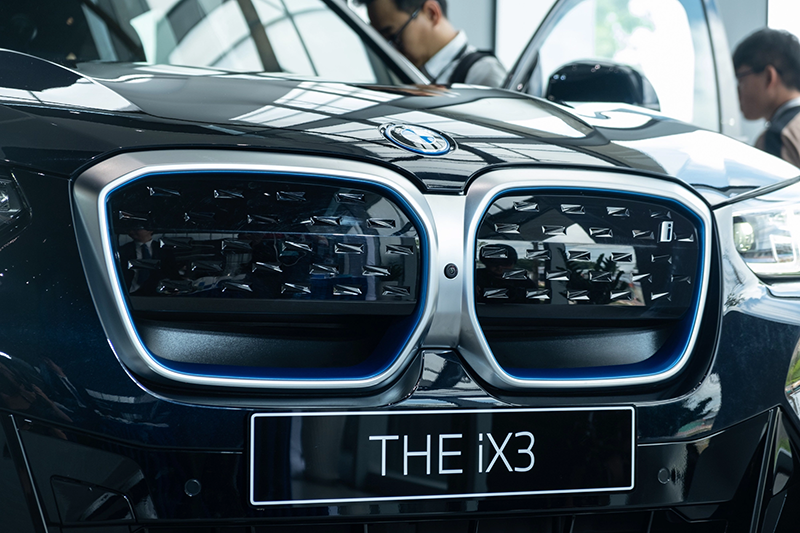 BMW iX3 duy trì kiểu lưới tản nhiệt hình quả thận đặc trưng