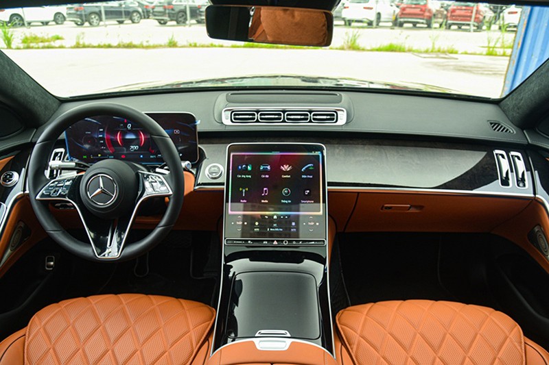 Tổng thể cabin của Brabus B50 là thiết kế của Mercedes-Benz S450 nhập khẩu.