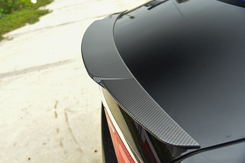 Brabus 50 được trang bị cánh gió carbon cố định trên mui xe để tạo vẻ thể thao cho chiếc sedan độ.