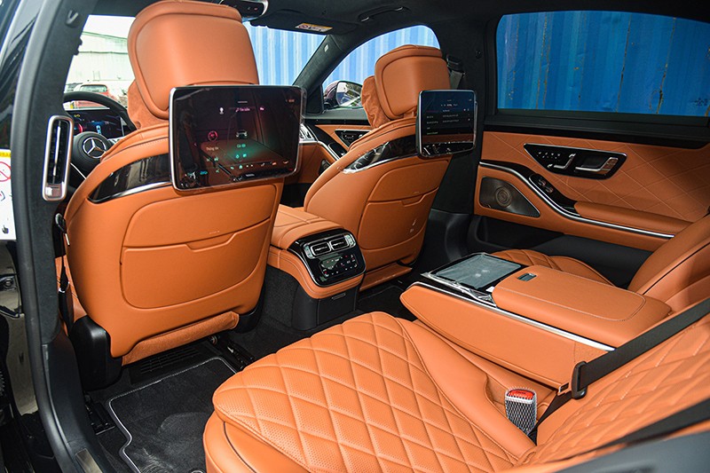 Khoang hành khách phía sau của Mercedes-Benz S450 bản custom vẫn sang trọng với nhiều vật liệu cao cấp, rộng rãi và thoải mái.