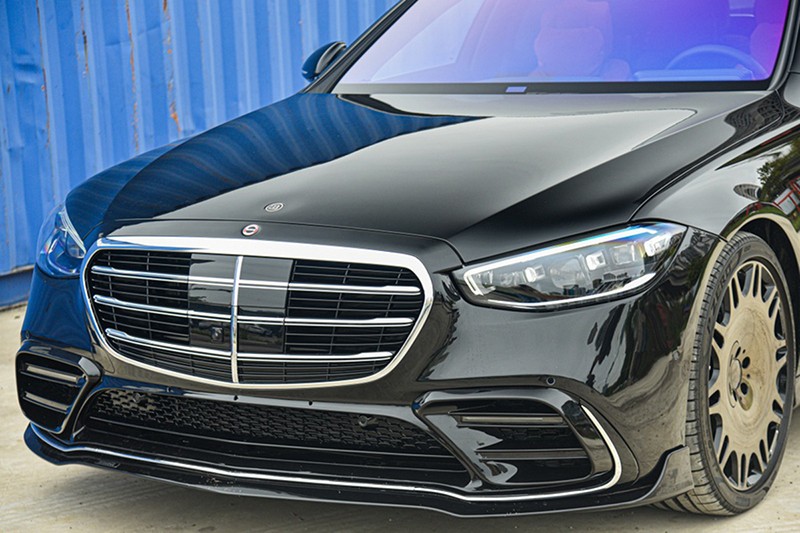 Cản trước xe Mercedes S450 nguyên bản đã được độ lại nhằm giảm sức cản của gió khi di chuyển.