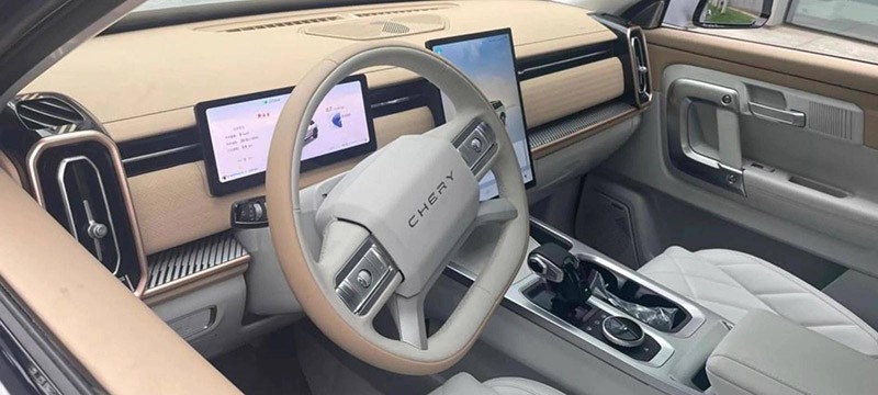   Nổi ở trung tâm bảng điều khiển của xe, màn hình cảm ứng dọc trung tâm có kích thước 14,2 inch như ở Chery T1EJ.