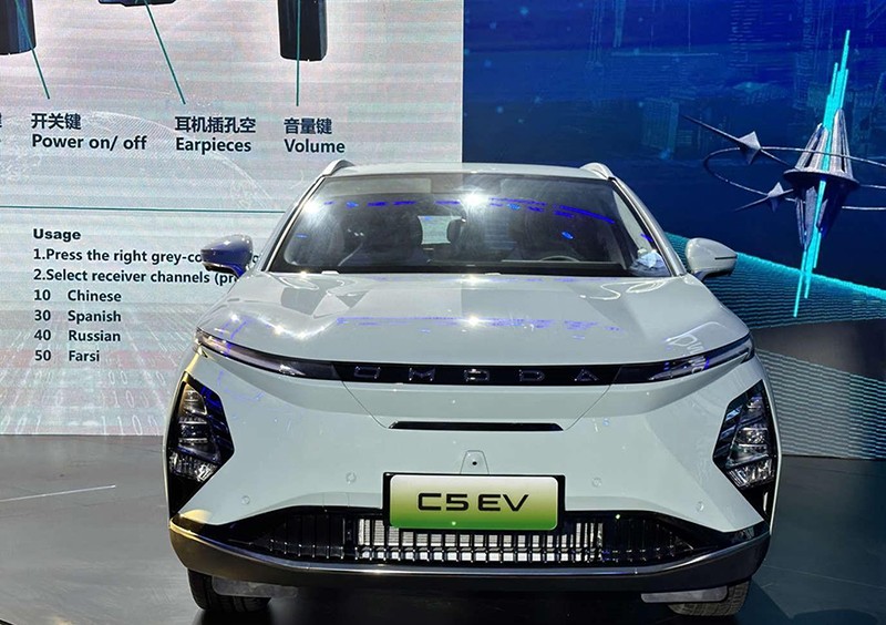 Omoda C5 EV 2024 có thiết kế khe gió lớn, bên trong độc đáo với các thanh dọc song song sơn đen nổi bật.