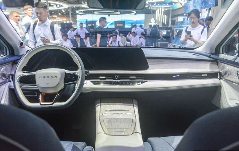 Omoda C5 EV 2024 sở hữu nội thất đậm chất tương lai với những đường nét thiết kế tối giản và hiện đại.