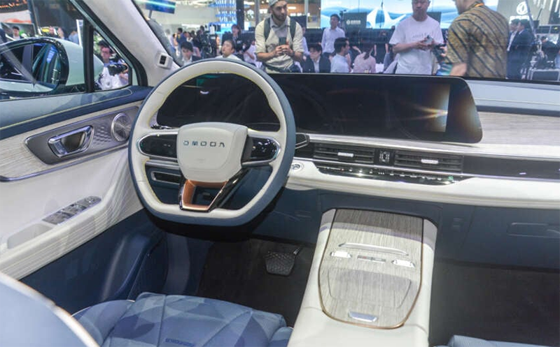 Điều nổi bật với tôi trên Omoda C5 EV 2024 là màn hình cong nổi trên bảng điều khiển.