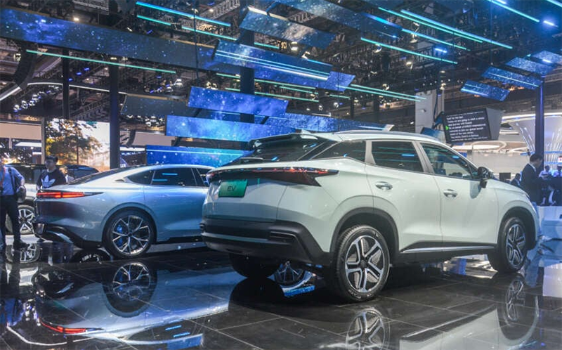 Đuôi xe Omoda C5 EV 2024 hướng về phía sau với kiểu dáng đậm chất tương lai.