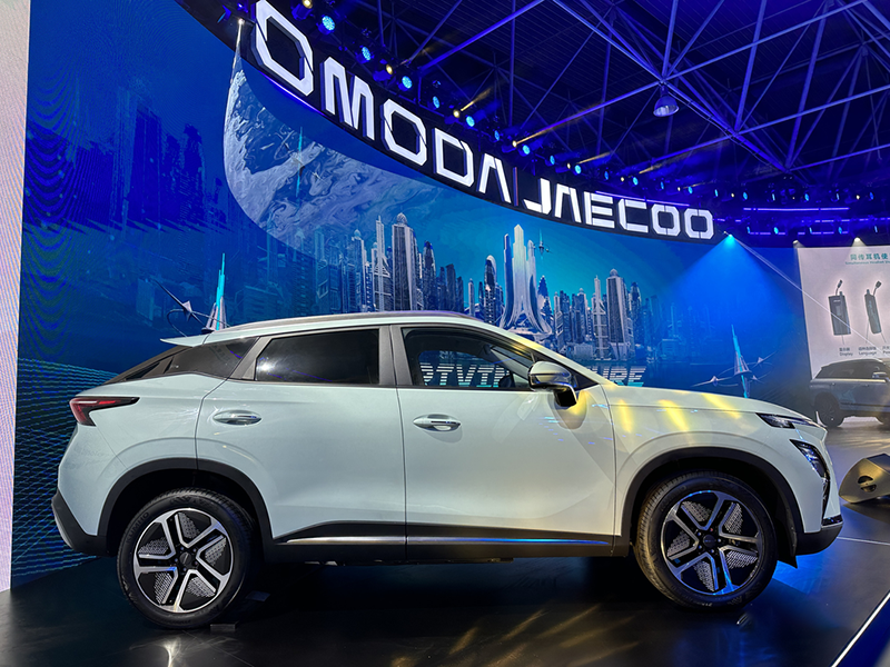 Dáng vẻ của chiếc SUV lai coupe thể hiện khá rõ ở phần thân của Omoda C5 EV 2024, cùng những đường gân nổi bật từ đầu đến cuối xe.
