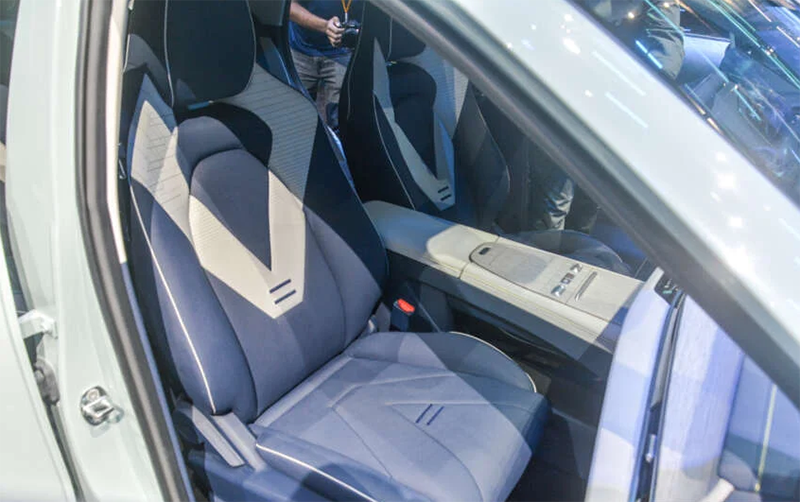 Omoda C5 EV 2024 được trang bị ghế da, dáng ghế thiết kế vừa vặn.