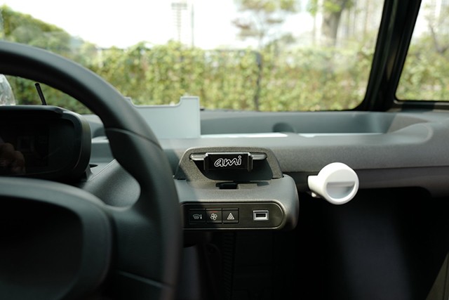 Bảng táp-lô xe chỉ 3 chức năng sưởi kính, quạt gió và đèn báo khẩn cấp, kèm cổng sạc USB. 