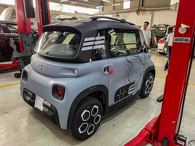 Phần thân xe Citroen Ami đặt đối xứng trước/sau, cửa mở ngược giúp người dùng dễ ra vào.