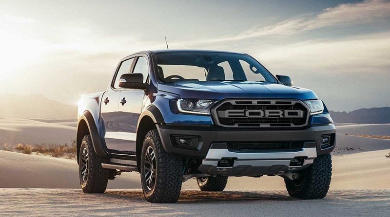 Ford Ranger Raptor mang diện mạo hầm hố hơn hẳn chiếc bán tải Ranger hướng đến khách hàng yêu thích khả năng vận hành mạnh mẽ. 