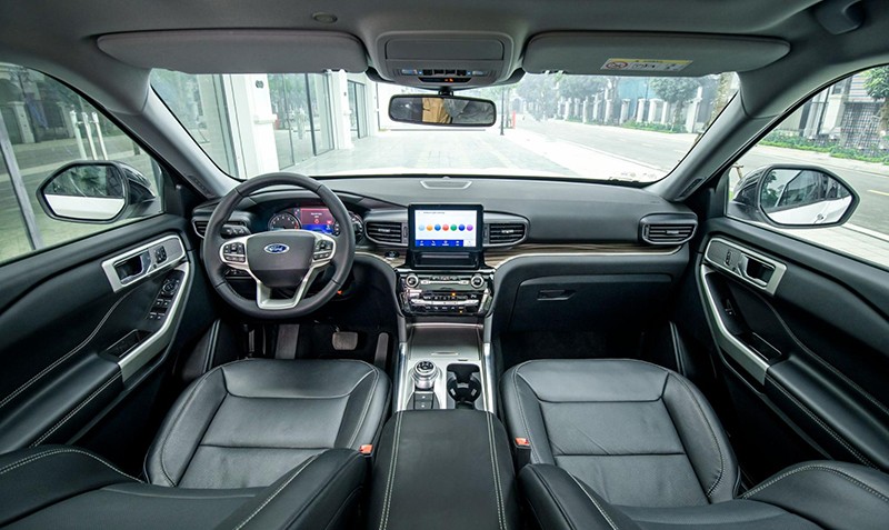 Không gian nội thất của Ford Explorer vô cùng rộng rãi, đầy ắp tiện nghi cho khách hàng trải nghiệm.