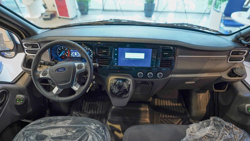 Ford Transit có nhiều nâng cấp với khoang nội thất mới mẻ hơn nhiều so với trước đây.