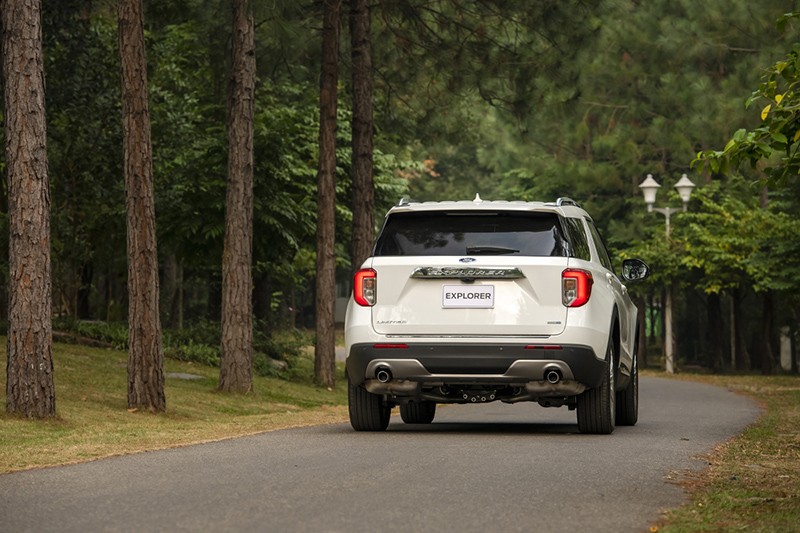 Ford Explorer 2023 với đuôi xe vuông vức.