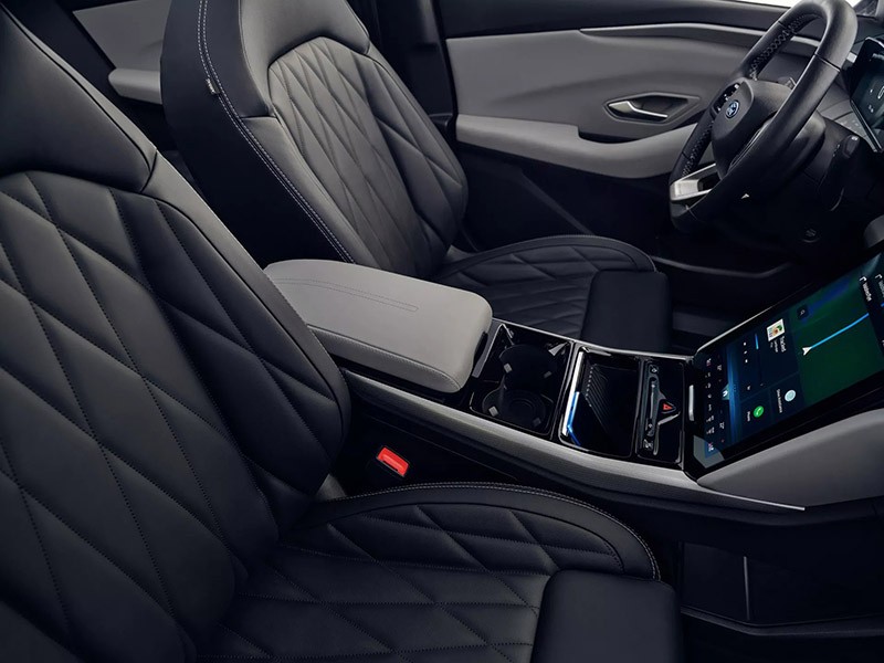 Hệ thống ghế ngồi trên Ford Explorer EV được bọc da hai tông màu đen và xám với các chi tiết khâu hình kim cương.