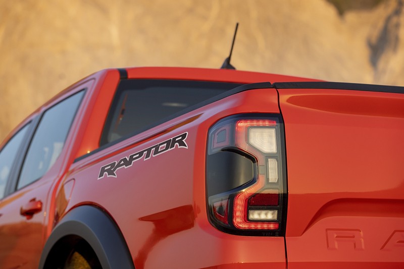 Ford Ranger Raptor 2023 sử dụng cụm đèn hậu LED mới, cản sau màu đen với ống xả 2 bên gia tăng vẻ thể thao cho xe.