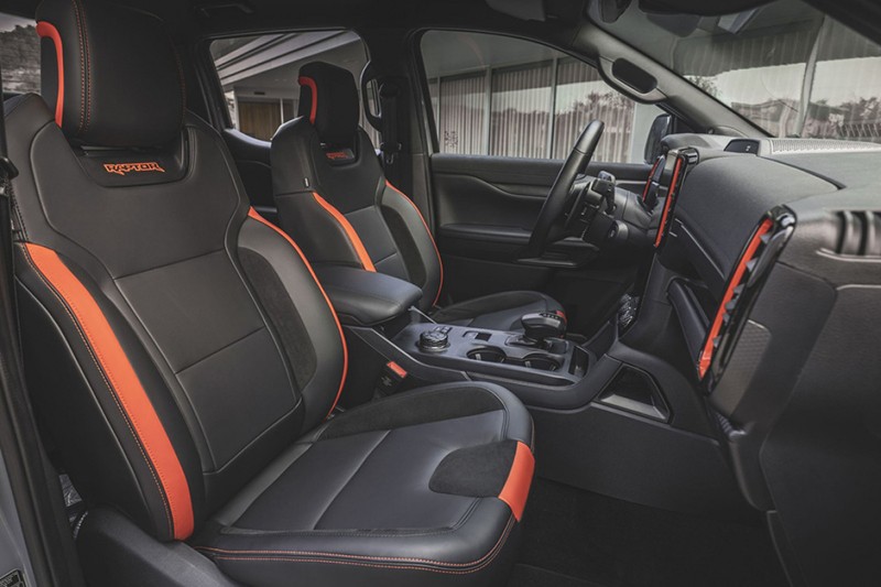 Ghế trước của Ford Ranger Raptor 2023 có khả năng chỉnh điện 10 hướng tạo sự tiện lợi cho người dùng.