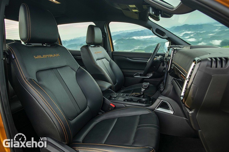 Ford Ranger 2023 bản cao cấp có ghế da cùng những đường chỉ khâu màu vàng nổi bật tạo cảm giác thể thao.