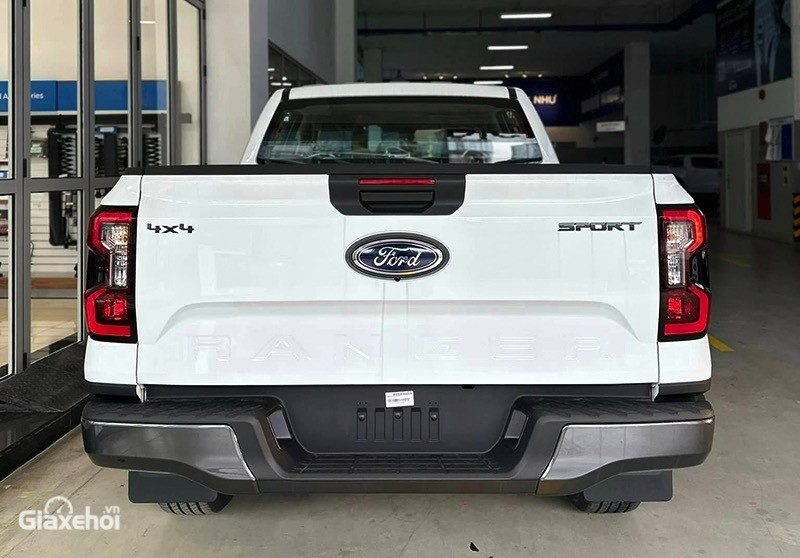 Đuôi xe Ford Ranger Sport 2.0L 4x4 AT 2023 phân biệt với bản thường với các chi tiết trang trí màu đen ở cụm đèn hậu, viền bao quanh thùng xe, nhấn mạnh vẻ thể thao.