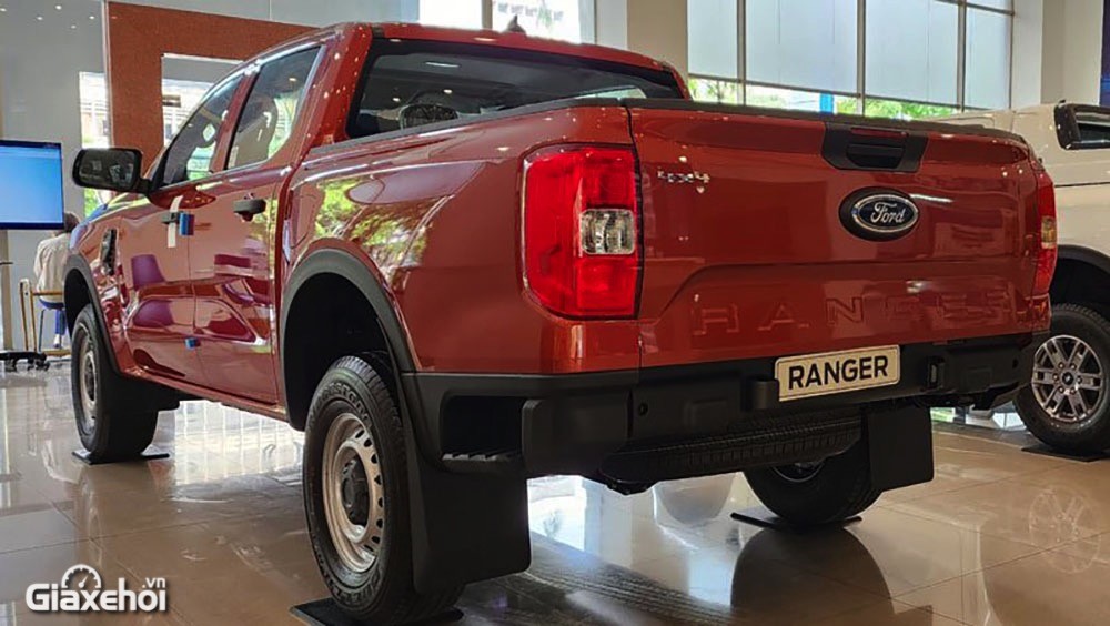 Ford Ranger 2023 là xe bán tải kích thước lớn nên di chuyển trong phố sẽ khá vất vả với lái xe.